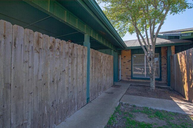 Building Photo - 418 Skyline Ave