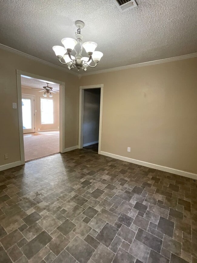 Building Photo - 901 Dennis Ave