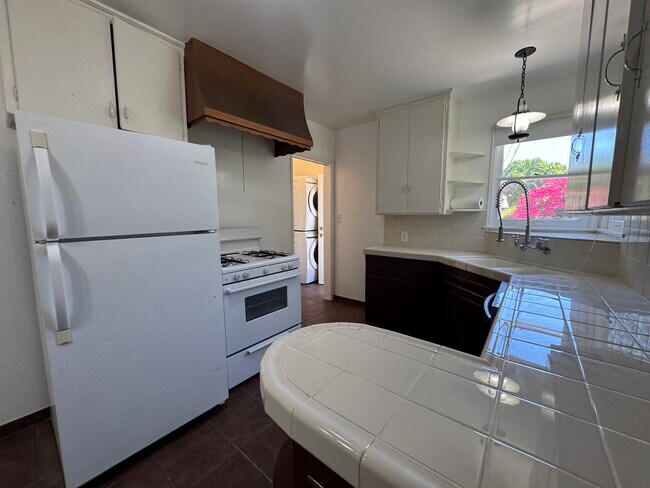 kitchen - 13900 Burbank Blvd