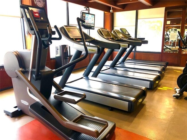 Building Photo - 600 NE 36th St