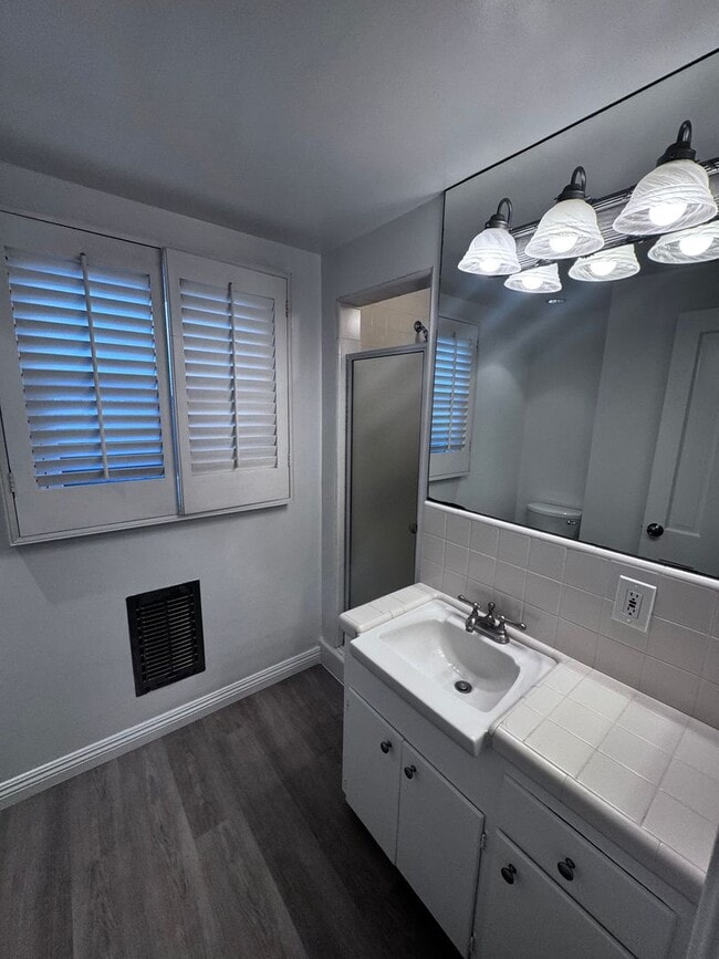 Building Photo - Single Story Cottage on Lido Isle!
