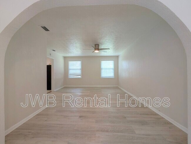 Building Photo - 646 Stanwick Rd