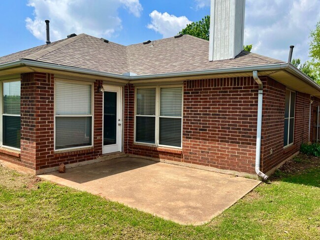 Building Photo - Spacious 3 bed 2 bath in Edmond!