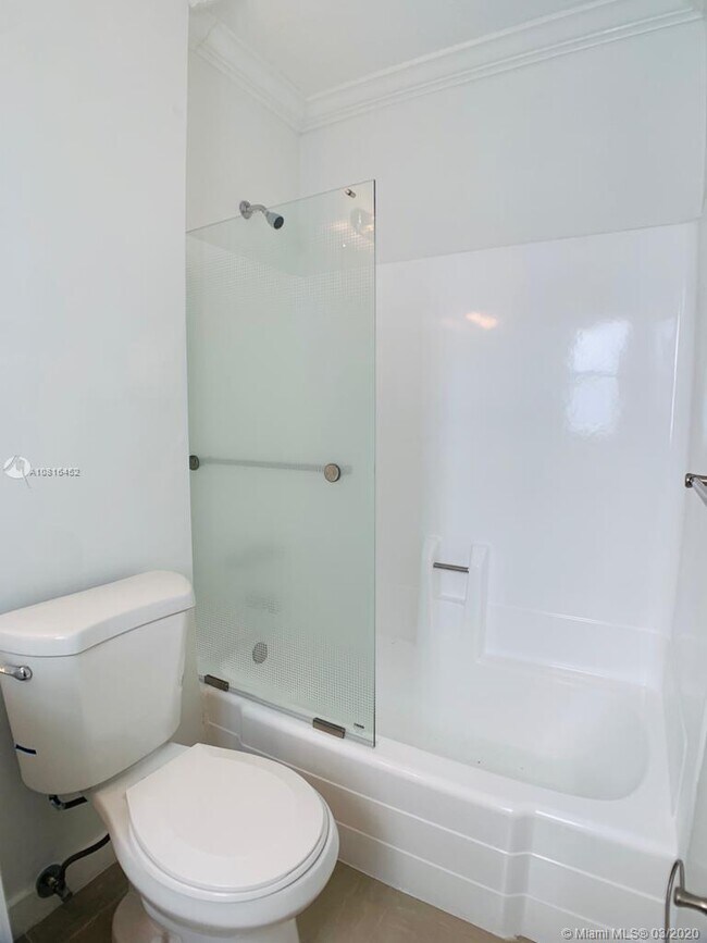 Building Photo - 2345 NE 135th St