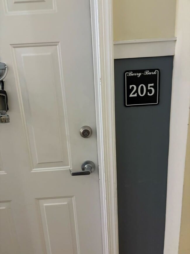 Building Photo - 525 E Grace St