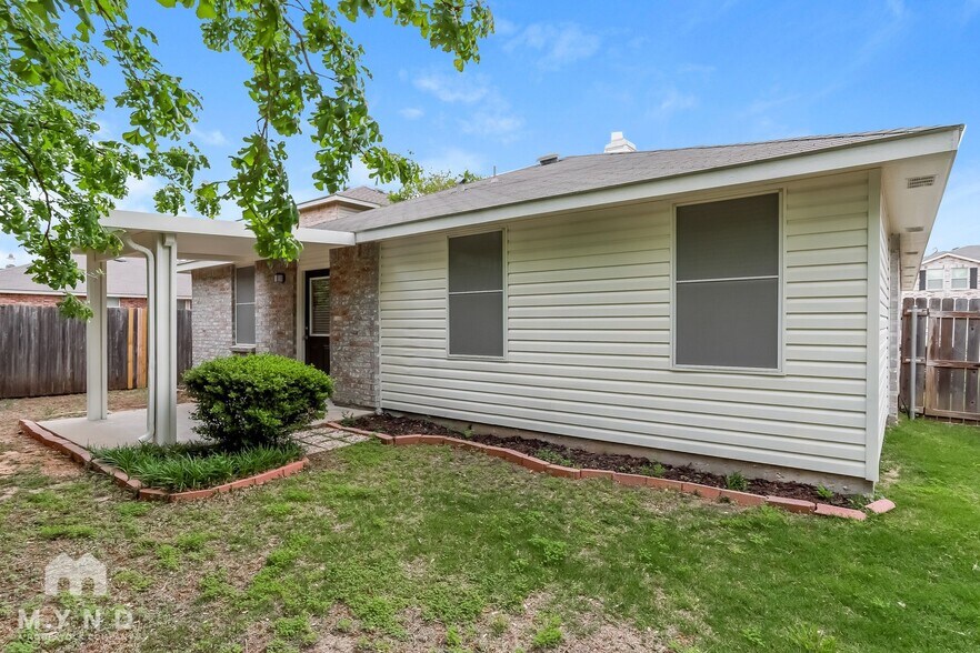 Building Photo - 16521 Woodside Dr