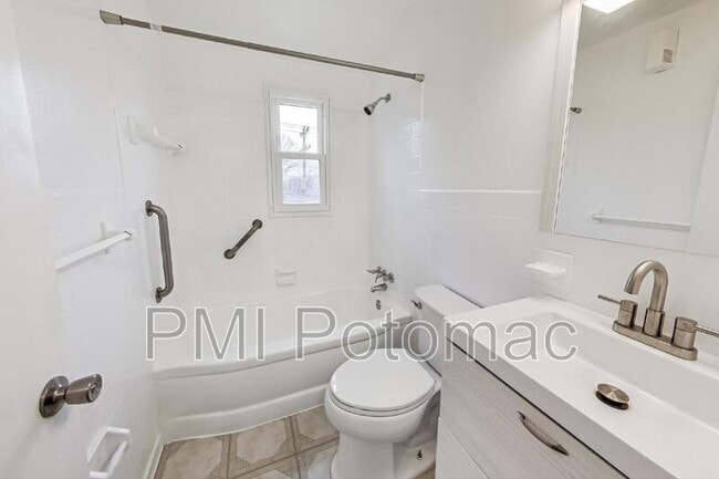 Building Photo - 7422 Parkwood St