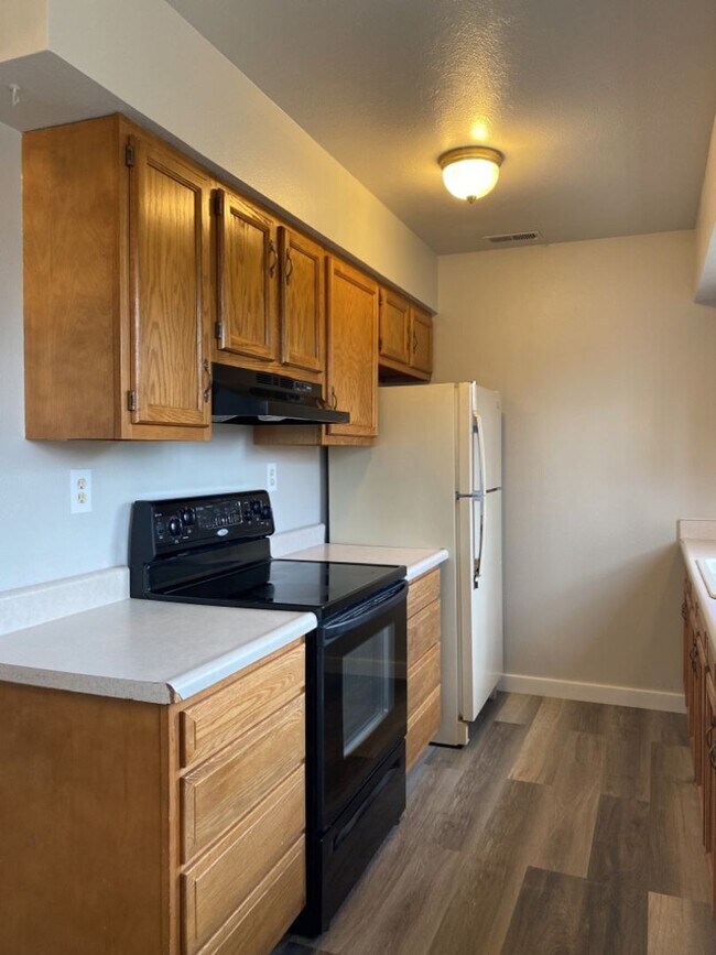 Building Photo - 2 Bedroom 2 Bath Townhome w/ large 2 car garage - Freshly remodeled - Available Now