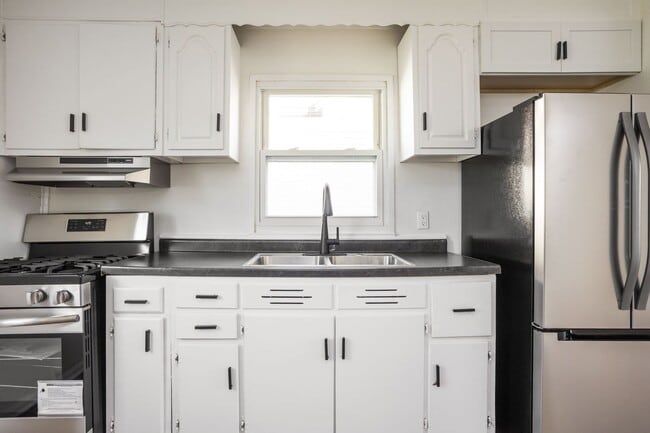 Building Photo - Newly Renovated 2 bed 1 bath unit.
