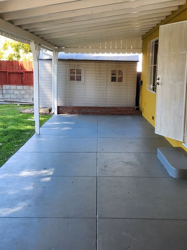 Building Photo - Sherman Oaks Traditional