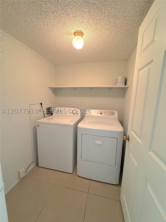 Building Photo - 3280 Coral Lake Ln