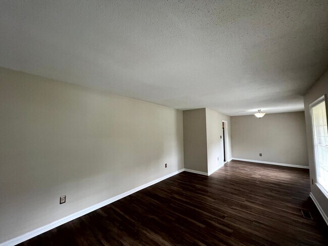 Building Photo - 109 Deerfield Dr