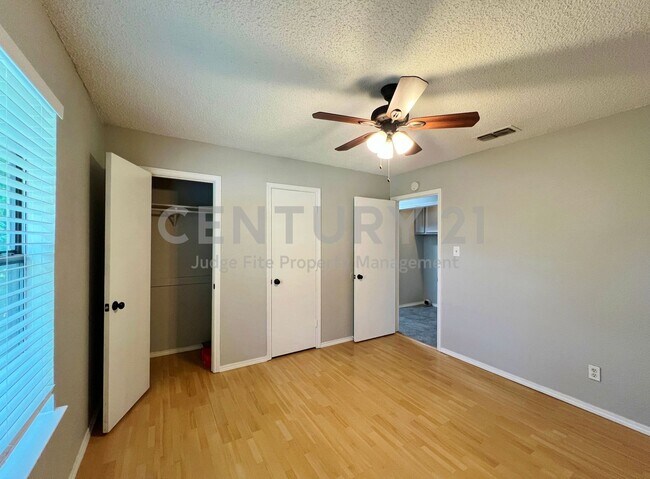 Building Photo - 104 Woodie Way