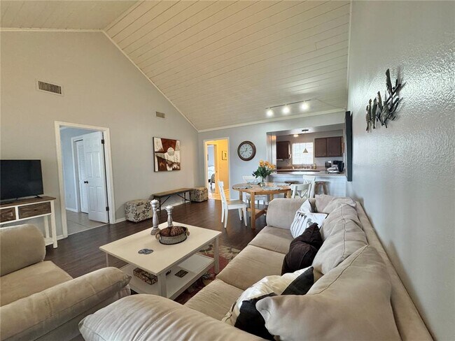 Building Photo - 1106 Villa Ln