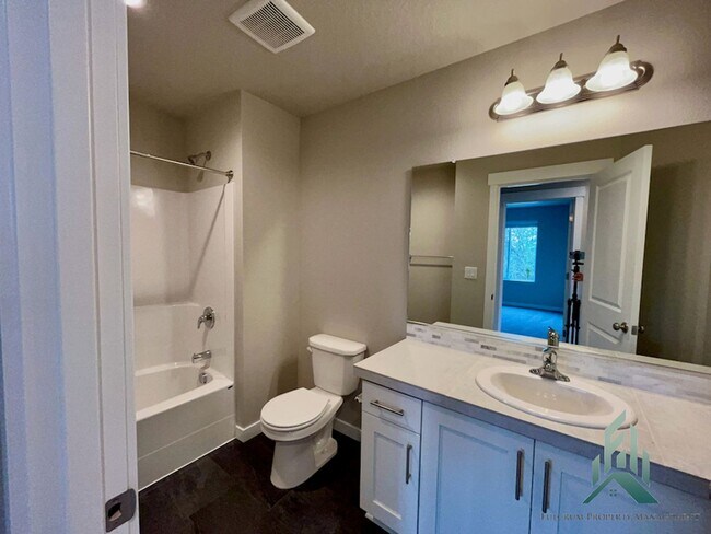 Building Photo - 5905 NW Torchcrest Pl