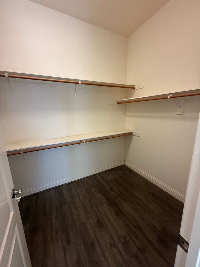 Building Photo - 955 Romneya Ln