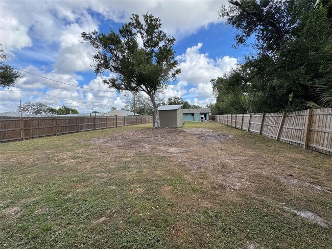 Building Photo - 3Br/1Ba With Large Fenced Back Yard
