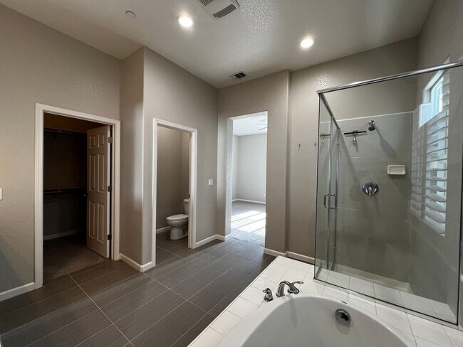 Building Photo - Beautiful 3 Bed, 2 Bath home in highly des...