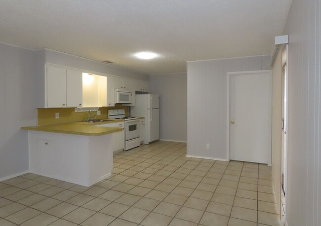 Building Photo - Charming 2 Bedroom, 1 Bath House in Whiteh...