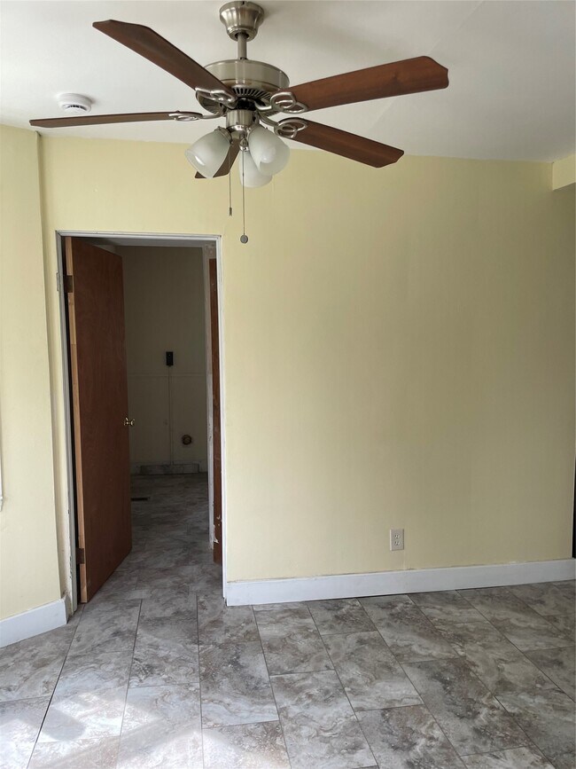 Building Photo - 167 Oak St