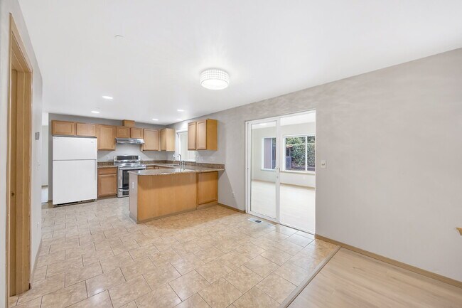 Building Photo - NO SHOWINGS AT THIS TIME~ 5 Bedrooms ( one brm is on main floor) and 4 bathrooms (2 are on main f...