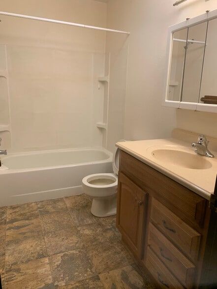 Building Photo - 204 Cedar St