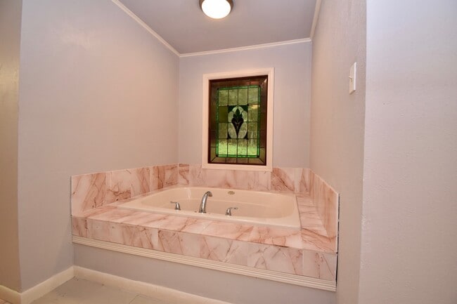 Building Photo - Spacious 4 bedroom 3 bathroom home with large yard and 2 car garage