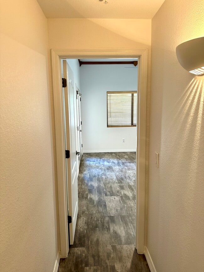 Building Photo - Gorgeous 2 bedroom / 2 bath condo in The Enclave