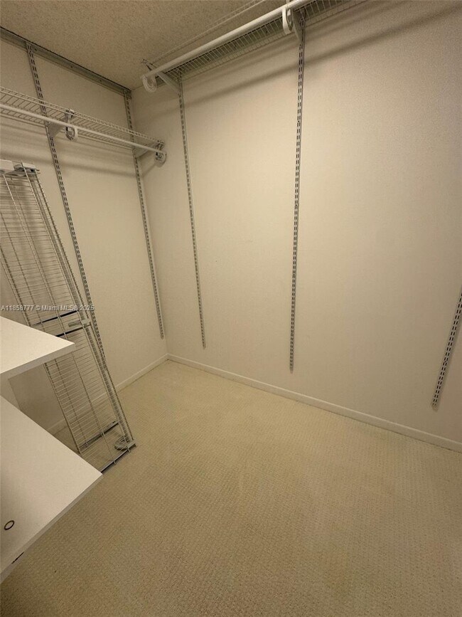 Building Photo - 1420 Brickell Bay Dr