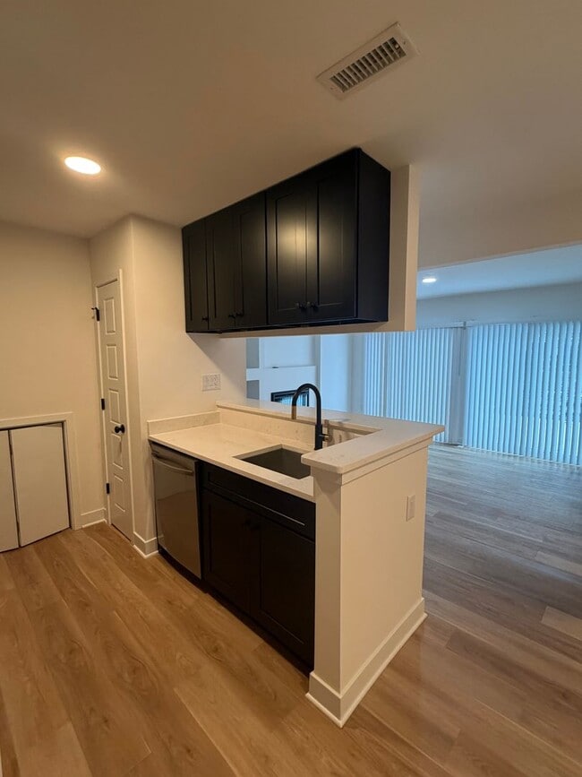 Building Photo - Spacious 2 bedroom Condo Uptown Charlotte  .( 500.00 off if you Move in by April 1, 2026)