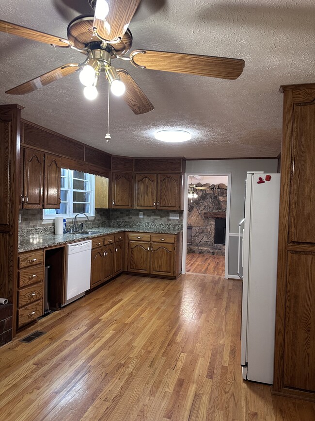 Kitchen - 644 Hoot Owl Hollow Rd