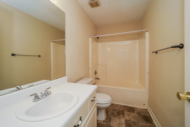 Building Photo - Wonderful 4 Bed Home!!