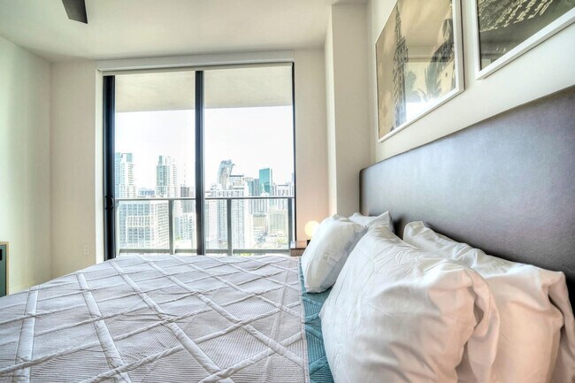 Building Photo - 601 NE 1st Ave