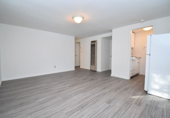 Building Photo - Great location, two blocks south of downto...