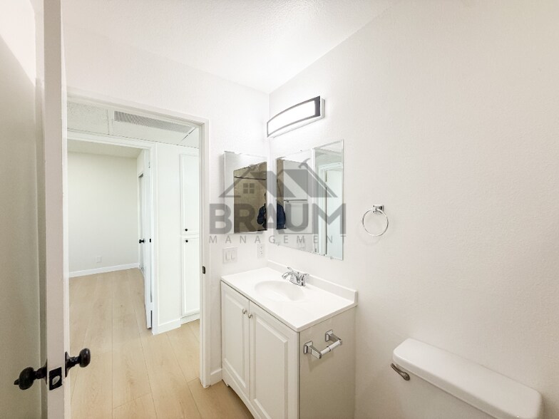 Building Photo - 14801 Delano St