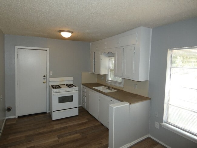 Building Photo - 3 bedroom, 1 bath