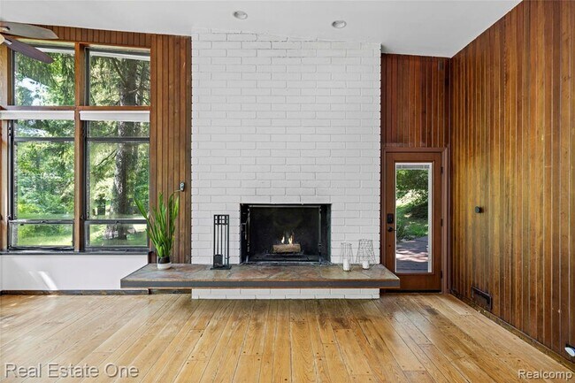 Building Photo - 3954 N Ellamae Rd