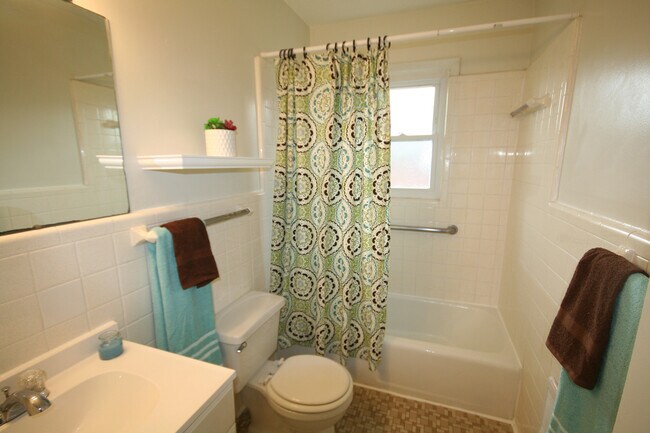 Building Photo - Renovated Apartment Near Duke West / W&D /...