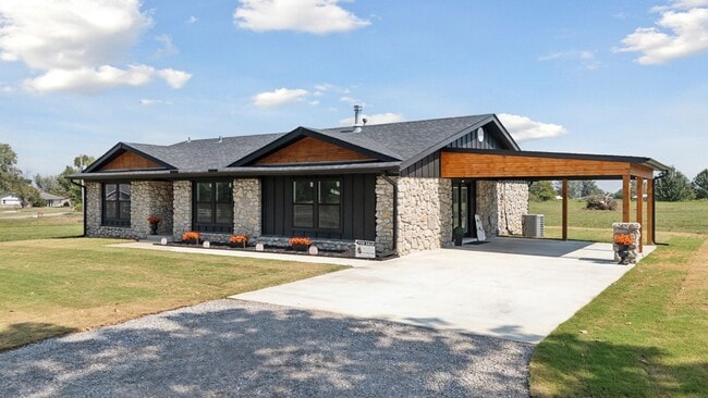 Building Photo - REIMAGINED/LIKE NEW...