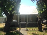 Building Photo - Adorable one bedroom home in Central Point...