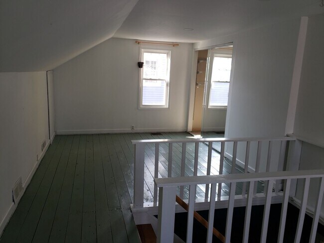 Building Photo - Charming 3 bedroom single family home loca...