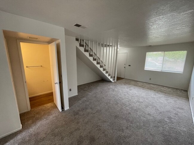 Building Photo - Charming Townhouse (2 Bed / 1.5 Bath)
