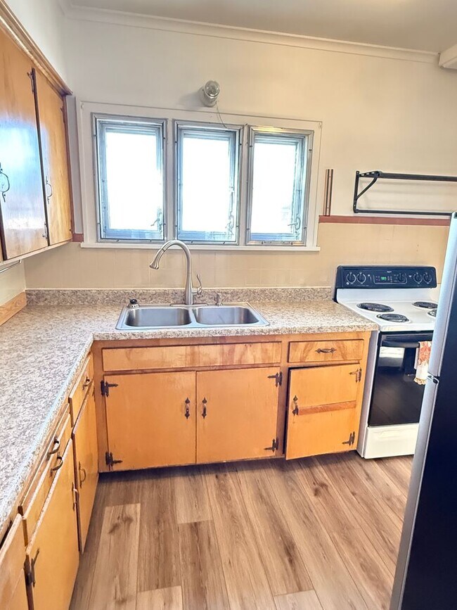 Building Photo - Charming 3-Bedroom Home in Midtown - Avail...