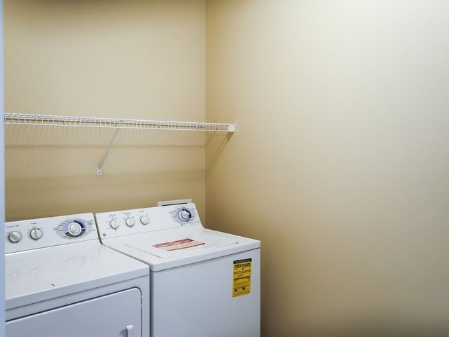 Building Photo - Lakeside 2BR Condo with Modern Finishes & Prime Location!