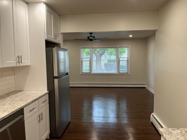 Building Photo - 209 W Maple Ave