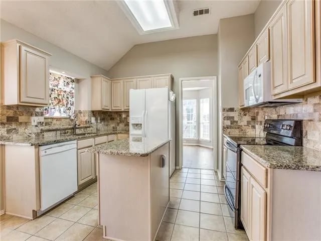 Building Photo - 2430 Norwich Dr