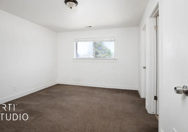 Building Photo - 3 Bedroom/1.5 Bathroom Condo in Provo