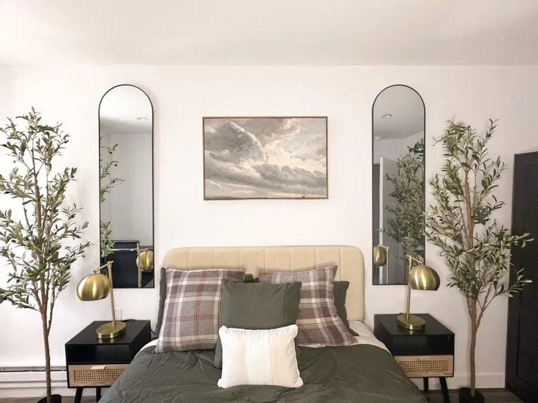 Building Photo - Furnished room/NOT APARTMENT
