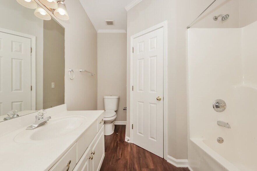 Building Photo - 3019 Overhill Ct