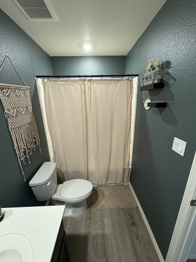 Building Photo - 2501 Desi Loop